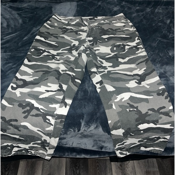 SHEIN Camouflage Cargo Flare Pants SHEIN Plus ✨💗 - Picture 1 of 4